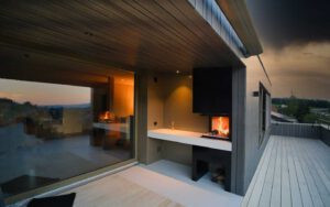 Wohnzimmer 2.0 | Außenkamin mit Grillfunktion erweitert den Wohnraum